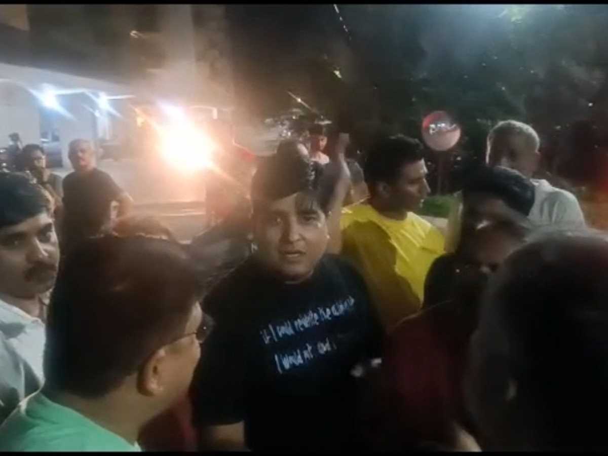 ग्रेटर नोएडा में सिक्योरिटी गार्ड्स की गुंडागर्दी, डिलीवरी ब्वॉय और रेजिडेंट्स से मारपीट